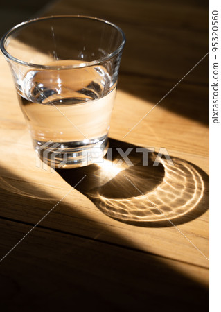 進入玻璃杯的水 95320560