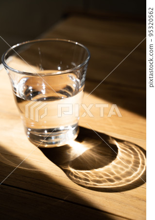 Water that entered the glass 95320562