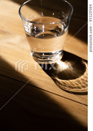 Water that entered the glass 95320564
