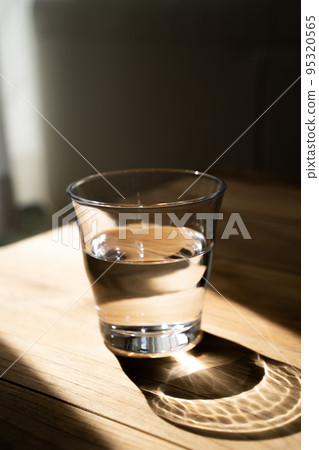 Water that entered the glass 95320565