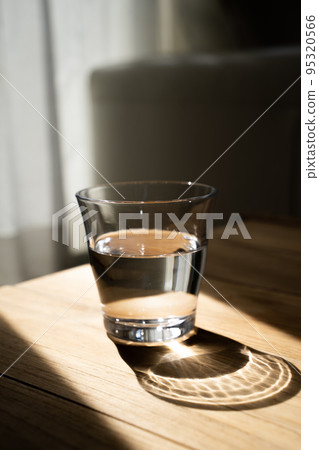 進入玻璃杯的水 95320566