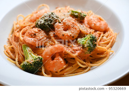 Delicious shrimp and tomato cream pasta Delicious shrimp and tomato cream pasta 95320669