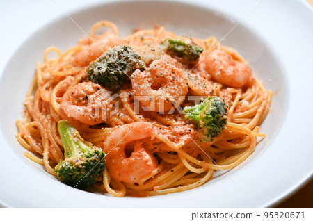 Delicious shrimp and tomato cream pasta Delicious shrimp and tomato cream pasta 95320671