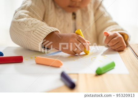 一個孩子畫畫 一個孩子畫畫 95320913