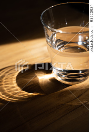 進入玻璃杯的水 95320924