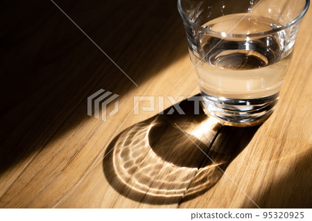 進入玻璃杯的水 95320925