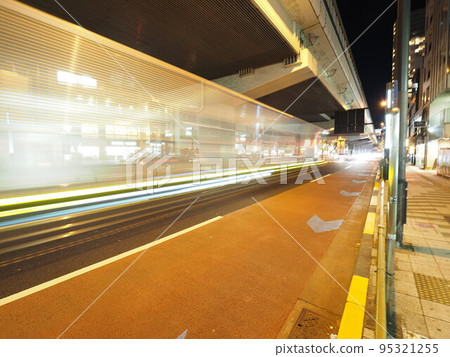 立交橋下的激光束 95321255