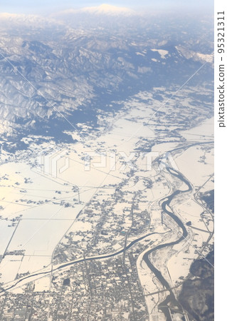 山形縣長居市,位於長居盆地上方最上川與野川川匯合處附近 山形縣長居市,位於長居盆地上方最上川與野川川匯合處附近 95321311