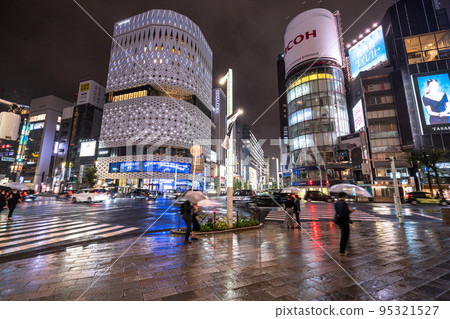 "Tokyo" Ginza at night, night view of rain 95321527