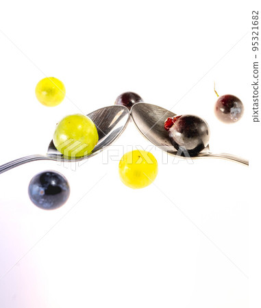 grapes and spoons 95321682