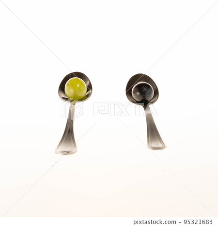 grapes and spoons 95321683