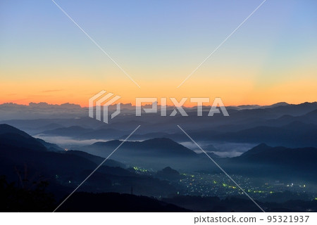 富美山宇田盆地的雲海 95321937