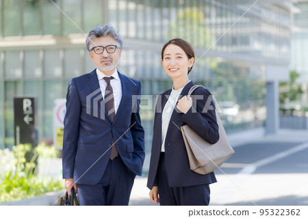 Businessman walking in the office town 95322362