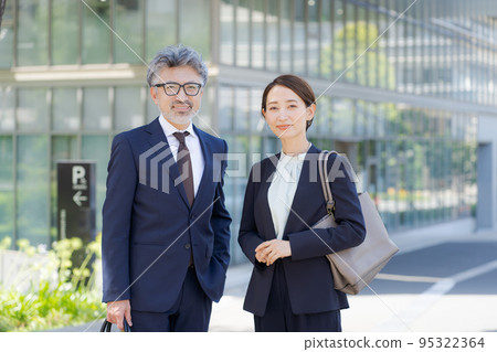 Businessman walking in the office town 95322364