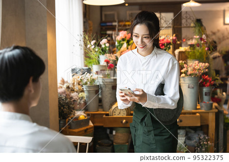 一個在咖啡館工作的年輕女子 95322375