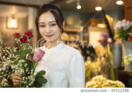 在花店工作的年輕女子 95322386