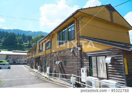 [Closed school] Former Onsen Municipal Hatta Junior High School building and gymnasium (currently Kamiyama Kogen Furusatokan) 1 Shinonsen-cho, Mikata-gun, Hyogo Prefecture 95322788
