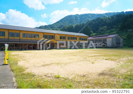 [Closed school] Former Onsen Municipal Hatta Junior High School school building and school grounds (now Ueyama Kogen Furusatokan) 3 Shinonsen-cho, Mikata-gun, Hyogo Prefecture 95322791