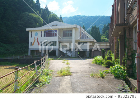 [Closed school] Gymnasium and school building 1 of Shinonsen Municipal Okuhatta Elementary School, Shinonsen Town, Mikata District, Hyogo Prefecture 95322795