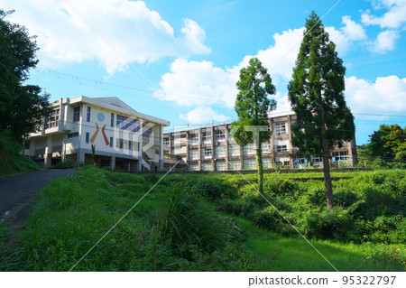 [Closed school] Gymnasium and school building 2 of Shinonsen Municipal Okuhatta Elementary School, Shinonsen Town, Mikata District, Hyogo Prefecture 95322797