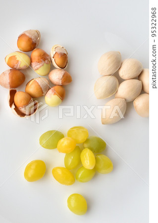 shelled, raw, roasted ginkgo nuts 95322968