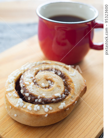 肉桂捲和熱咖啡 95323600