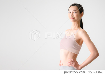 美麗的女人做瑜伽等運動 95324362