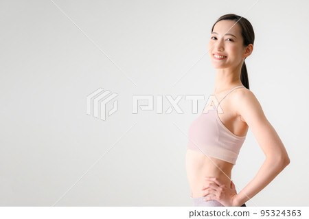 美麗的女人做瑜伽等運動 美麗的女人做瑜伽等運動 95324363