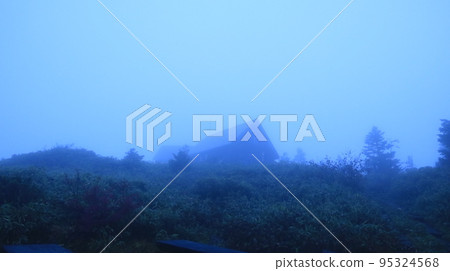 霧中的山間小屋 霧中的山間小屋 95324568