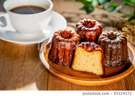 canelé and coffee 95324572