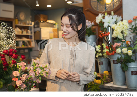在花店挑選鮮花的女人 95324782