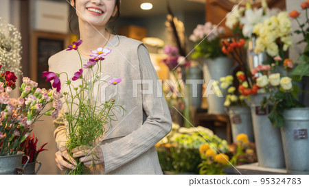 在花店挑選鮮花的女人 95324783