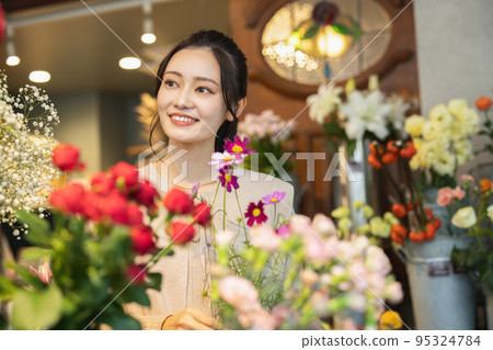 在花店挑選鮮花的女人 95324784