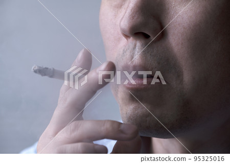抽煙的男人的嘴 95325016