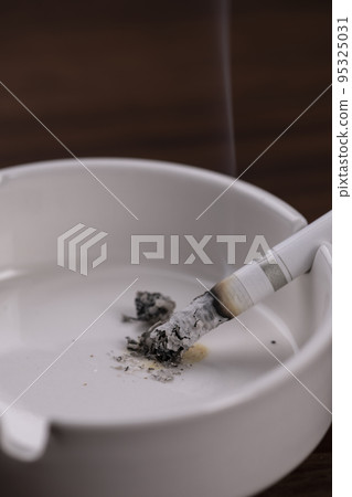 忘記熄滅留在煙灰缸裡的香煙 95325031