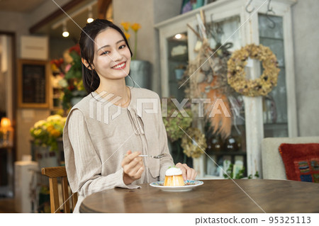 放鬆在咖啡館的一個少婦 95325113