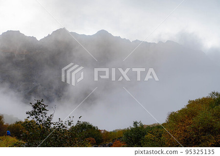 [Kinshu] Karasawa Cirque in the fall foliage season wrapped in fog [Nagano Prefecture] 95325135