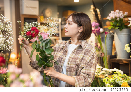 在花店工作的年輕女子 95325583