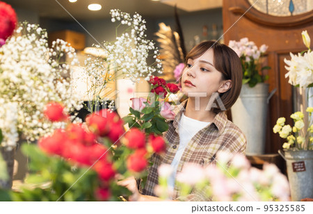 在花店工作的年輕女子 在花店工作的年輕女子 95325585