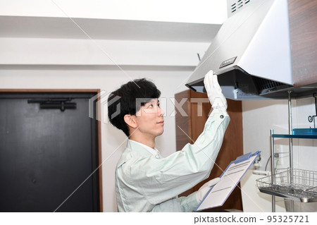 檢查換氣扇（抽油煙機）的工人 95325721