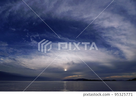 Refreshing autumn coastal evening view with cirrus clouds・Super wide angle・Sky mainly・221006pm 95325771