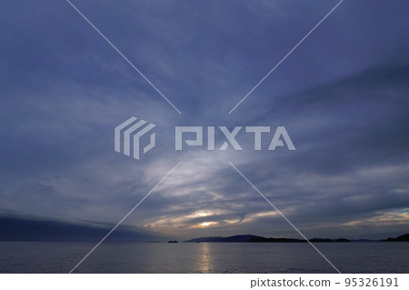 Autumn coastal evening view covered with cirrus clouds, super wide angle, mainly sky, 221006pm Autumn coastal evening view covered with cirrus clouds, super wide angle, mainly sky, 221006pm 95326191
