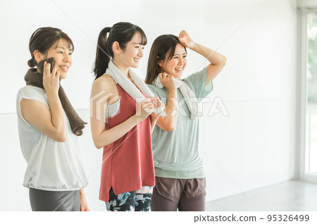 Asian women in sportswear doing hot yoga 95326499