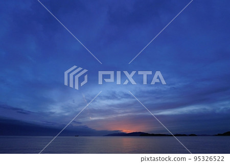 日落後有云的秋季沿海夜景/超廣角/天空主要/221006pm 95326522