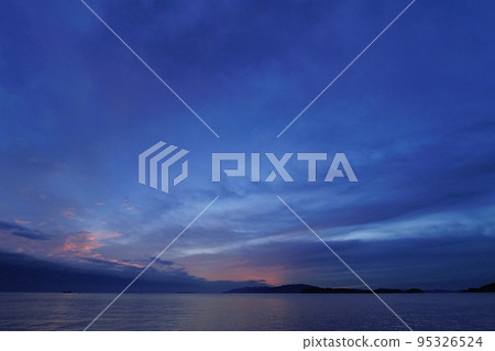 日落後有云的秋季沿海夜景/超廣角/天空主要/221006pm 95326524