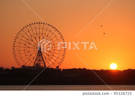 葛西臨海公園摩天輪、朝日、船和鳥 葛西臨海公園摩天輪、朝日、船和鳥 95326725