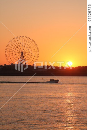 葛西臨海公園摩天輪、朝日、船和鳥 葛西臨海公園摩天輪、朝日、船和鳥 95326726