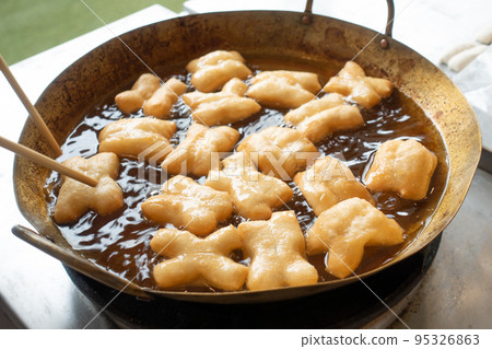 ' Patongo ' popular street food in Thailand 95326863