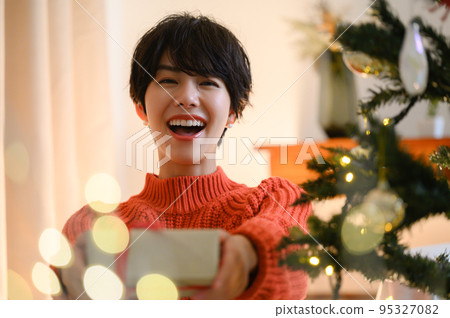 女孩送聖誕禮物特寫 女孩送聖誕禮物特寫 95327082