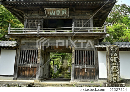 The temple gate of Hossho-ji Temple in Ogano-cho, Chichibu-gun The temple gate of Hossho-ji Temple in Ogano-cho, Chichibu-gun 95327224